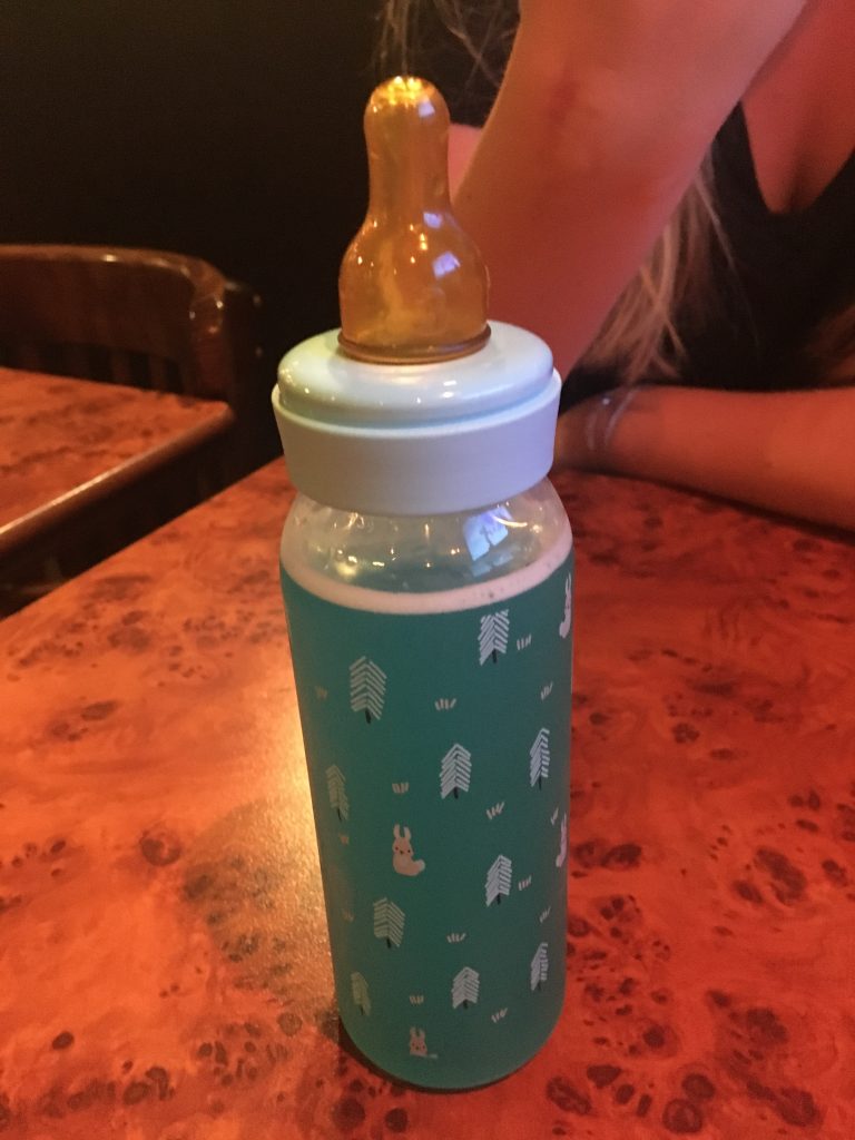 Cocktails uit een babyflesje drinken in Parijs