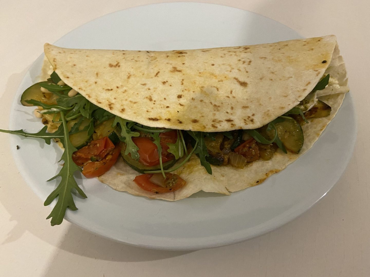 Recipe – Vegetarian wraps with pesto, zucchini, 2 cheeses and tomato